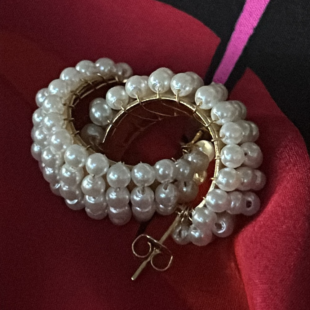 VTG NWOT Pair Faux Pearl Earrings on gold color half hoops - Picture 13 of 13